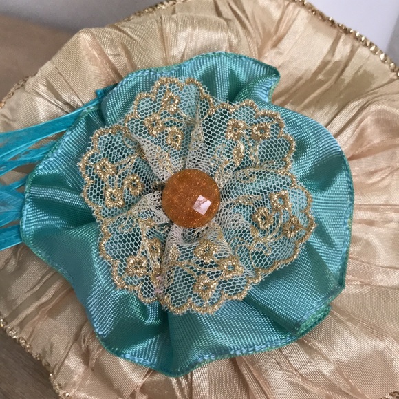 Beautiful and sophisticated hand made headband. - Picture 2 of 3